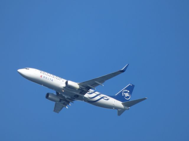 Boeing 737-800 (N3761R) - On the sunny side is this Delta Airline "Skyteam" livery Boeing 737-800 a few minutes until landing in the Autumn of 2016.