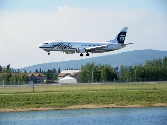 BOEING 737-400 (N764AS) - One of the Q-400 a/c Alaska owns landing.