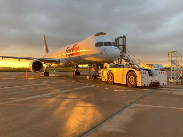 Boeing 757-200 (N966FD) - In the Golden Hour shortly before the 8:02 pm departure at Appleton International. 