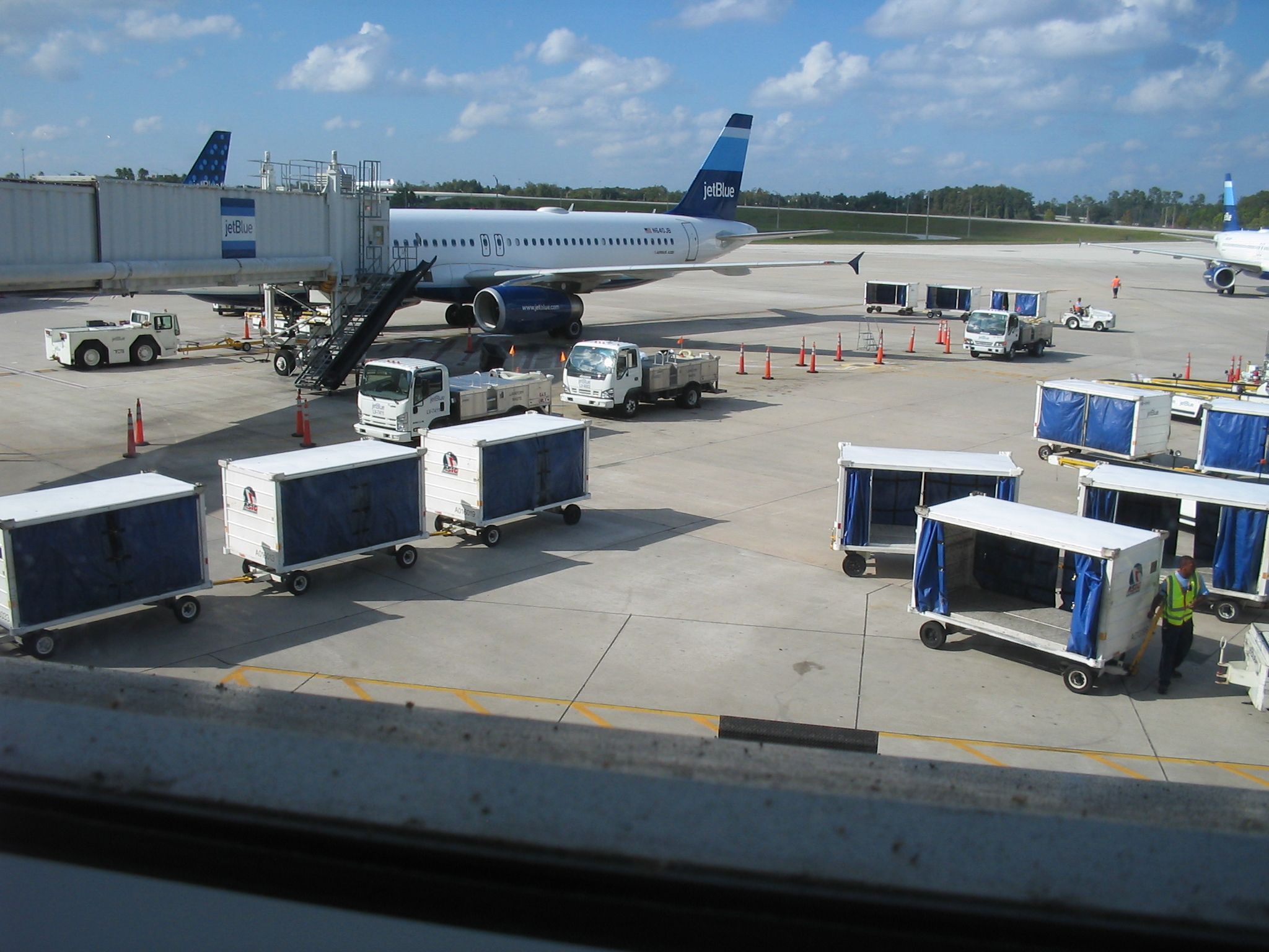 Airbus A320 (N640JB) - JetBlue A320 N640JB. Summer 2009 Orlando, Florida.