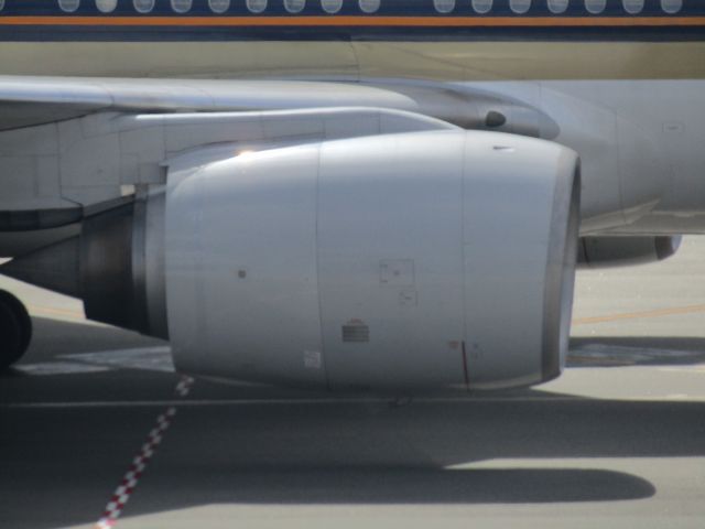 Boeing 777-200 (9V-SVI) - Singapore Airlines Boeing 777-200ER at the gate preparing for a flight to Singapore