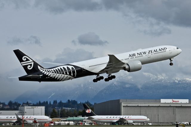BOEING 777-300ER (ZK-OKP)