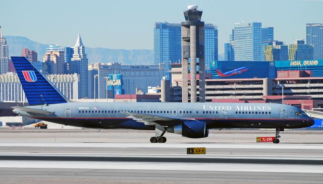 Boeing 757-200 (N587UA) - United Airlines N587UA 1993 Boeing 757-222 C/N 26713  Las Vegas - McCarran International (LAS / KLAS) USA - Nevada, January 25, 2011 Photo: Tomás Del Coro