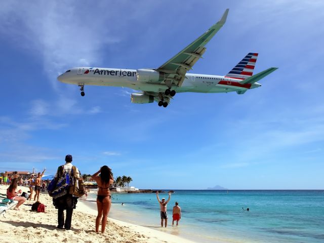 Boeing 757-200 (N205UW) - Célèbre Maho Beach à St Martin. Antilles néerlandaises.