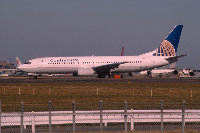 Boeing 737-800 (N14250) - Departure at Narita Intl Airport Rwy34L on 2001/12/18