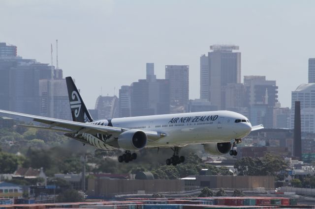 BOEING 777-300 (ZK-OKP)