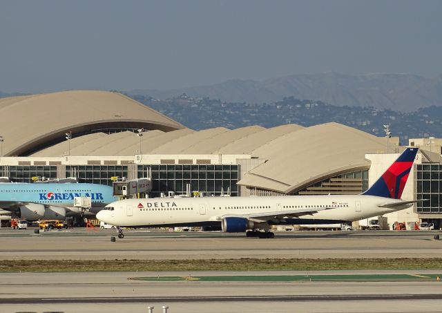 BOEING 767-400 (N832MH)