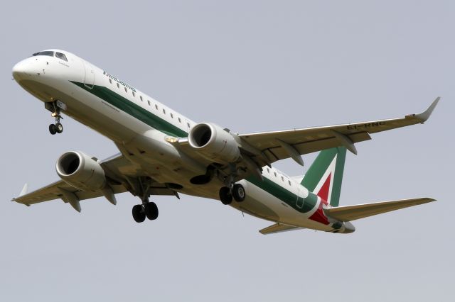 Embraer ERJ-190 (EI-RNC)