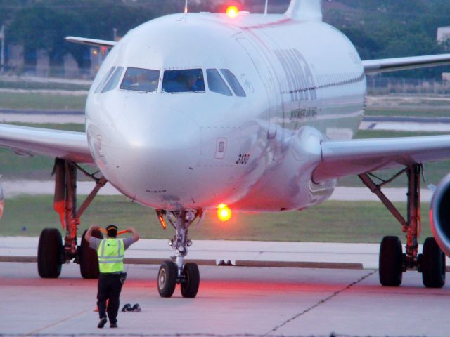 Airbus A319 (N330NB) - April 25,09. Spurs charter arriving. NWA9935