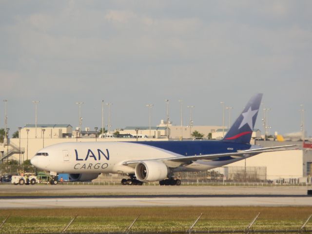 BOEING 777-200LR (N774LA)