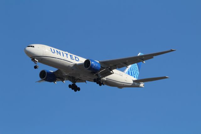 Boeing 777-200 (N796UA)