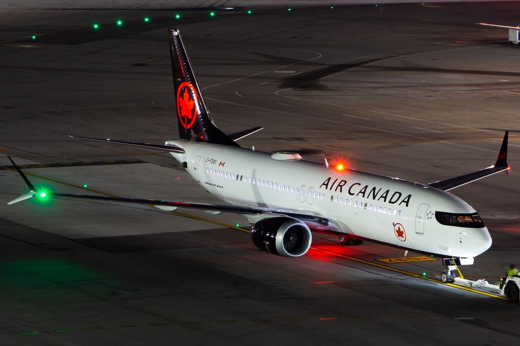 Boeing 737 MAX 8 (C-FSOI)