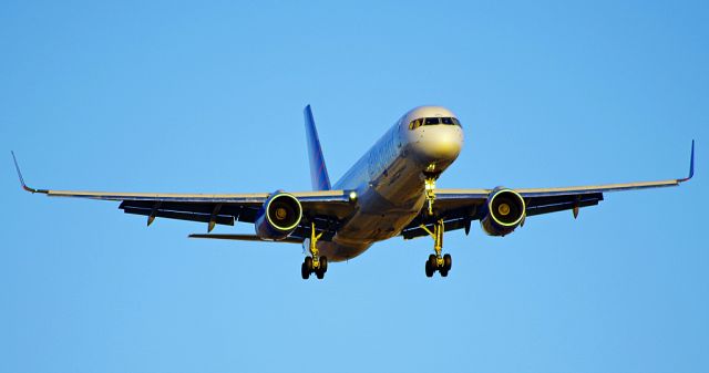 Boeing 757-200 (N905NV) - Look closely and you can see the ground reflection on the left side of the aircraft