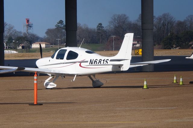 Cirrus SR-22 (N681S)