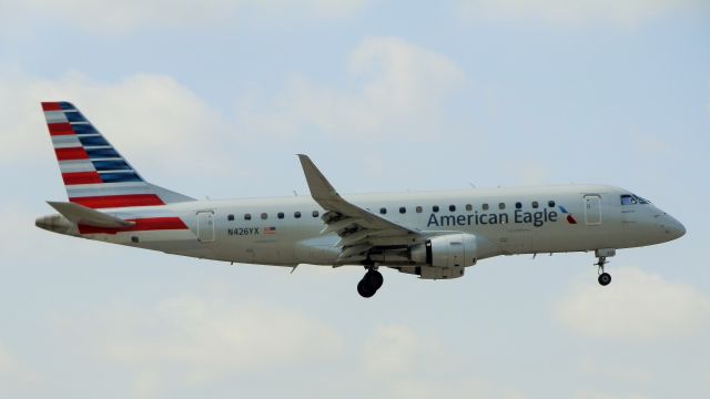 Embraer 175 (N426YX)