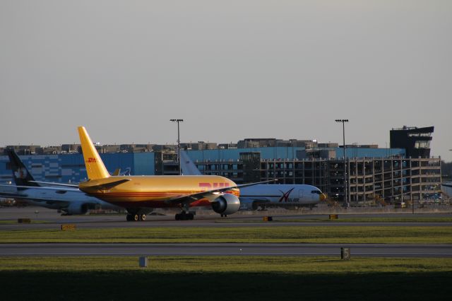 BOEING 777-200LR (N775CK)