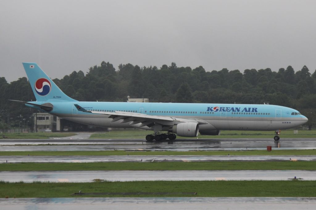 Airbus A330-300 (HL7584)