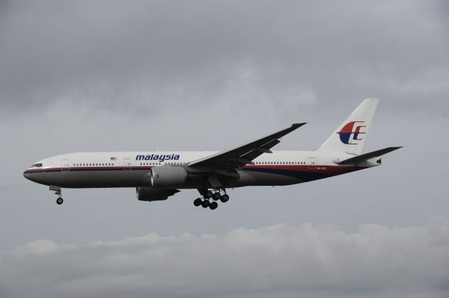 Boeing 777-200 (9M-MRJ) - Final Approach to NRT Airport R/W34L on 2012/04/30