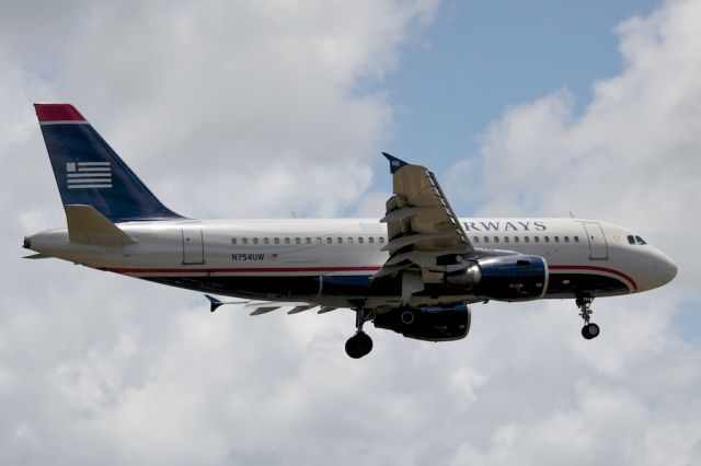 Airbus A319 (N754UW)