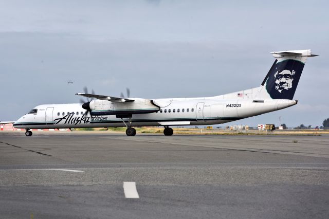 de Havilland Dash 8-400 (N432QX)