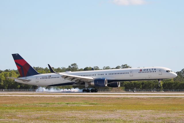 BOEING 757-300 (N582NW) - Delta Flight 2153 arrives on Runway 24 at Southwest Florida International Airport following flight from Detroit Metro Airport (12/9/24)