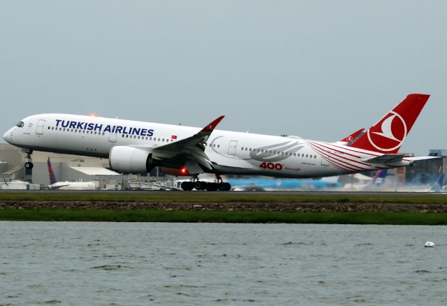 Airbus A350-900 (TC-LGH)