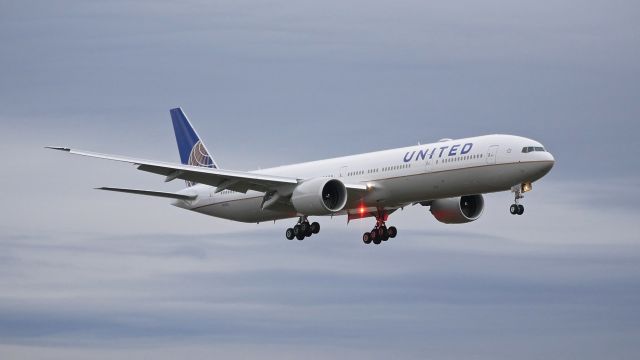 BOEING 777-300 (N2332U) - BOE752 on final to Rwy 16R to complete a FCF flight on 12.29.16. (ln 1461 / cn 62644).