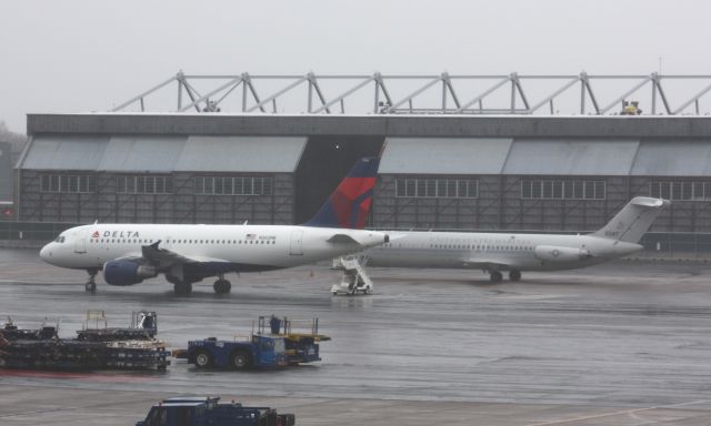 Airbus A319 (N363NB) - Parked next to a US Marines DC9-32