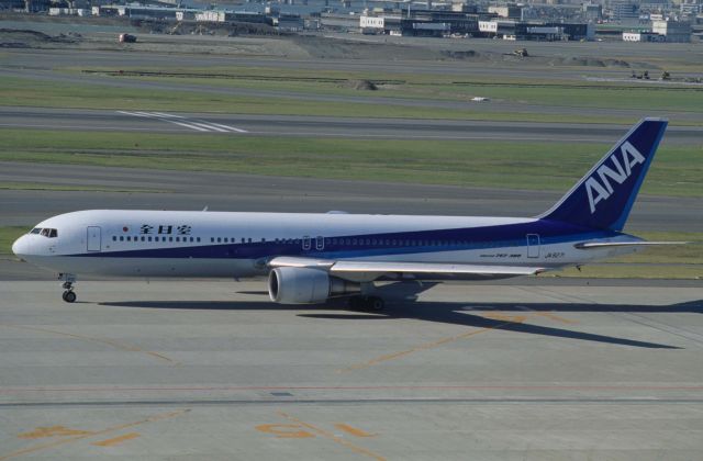 BOEING 767-300 (JA8271) - Taxing at Tokyo-Haneda Intl Airport on 1997/12/11
