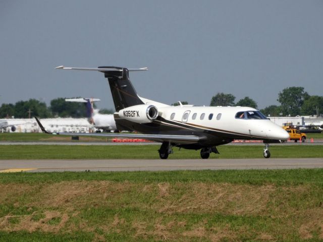 Embraer Phenom 300 (N352FX)