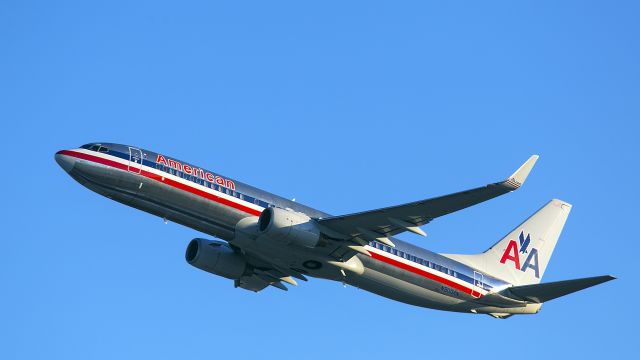 BOEING 737-400 (N903AN) - Morning departure from LAX. 21 Nov 2014