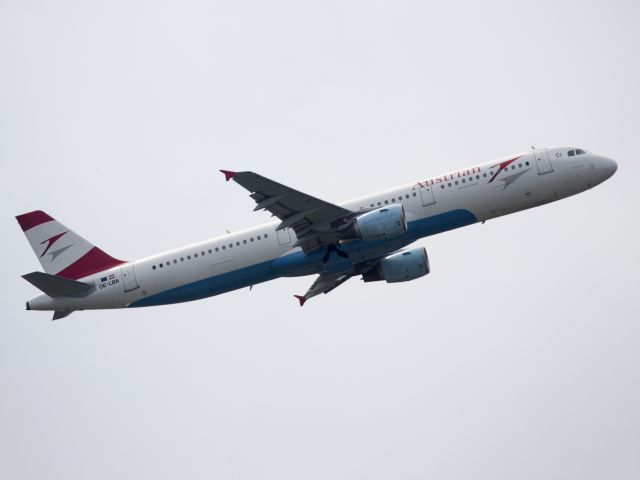 Airbus A320 (OE-LBA) - At Vienna, Austria.