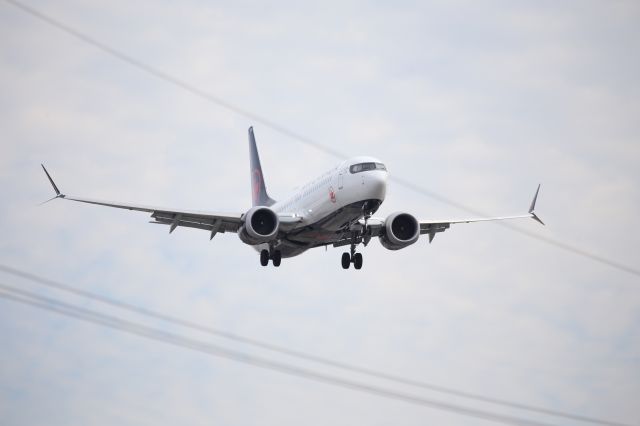 Boeing 737 MAX 8 (C-FSIP)