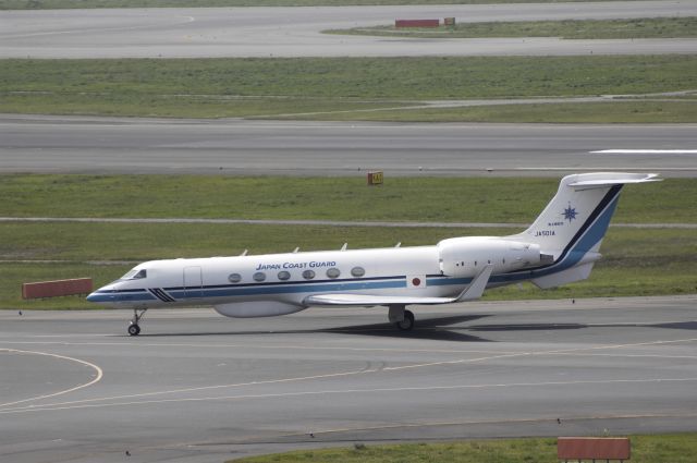 Gulfstream Aerospace Gulfstream V (JA501A) - Taxing at Haneda Intl Airport on 2013/04/10 "Japan Coast Guard "