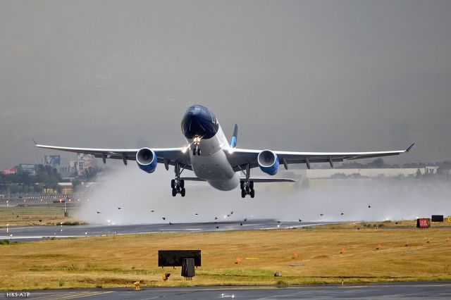 Airbus A330-300 — - Take off de un a330