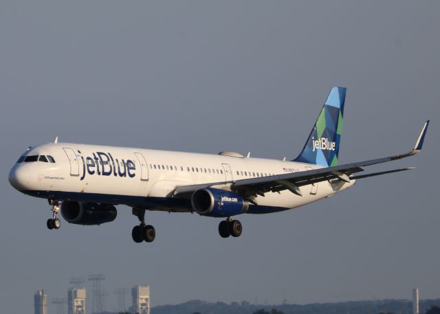 Airbus A321 (N973JT) - JetBlue A321 on final for 4R