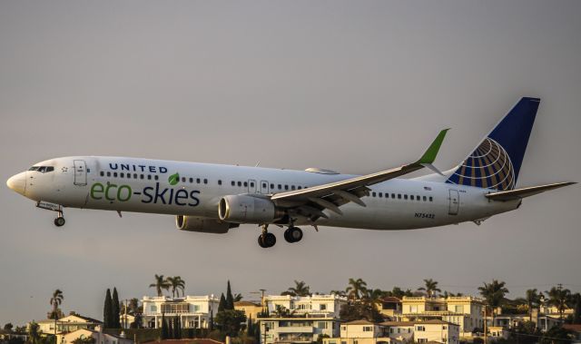 Boeing 737-900 (N75432)