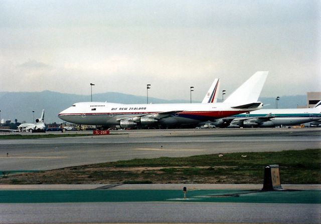 Boeing 747-200 (ZK-NZX) - KLAX - Air New Zealand Hybrid with Malaysian Airline color taxis at LAX.