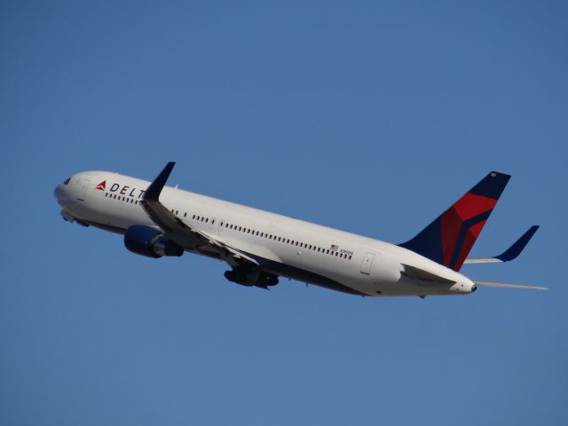 BOEING 767-300 (N189DN) - Los Angeles Airport March 2014. 3/30/14
