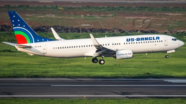 Boeing 737-700 (S2-AJE)