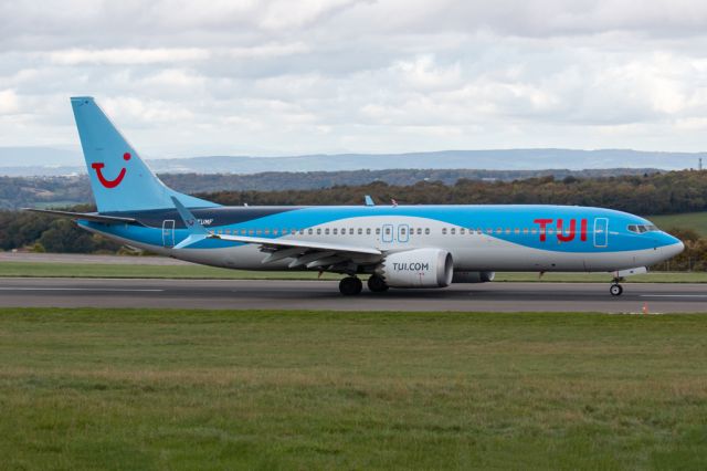 Boeing 737-700 (G-TUMF)