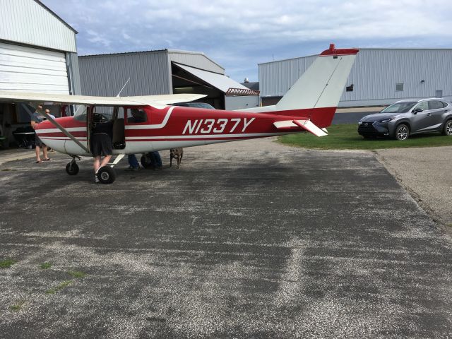 Cessna Skyhawk (N1337Y) - Preflight check for N1337Y