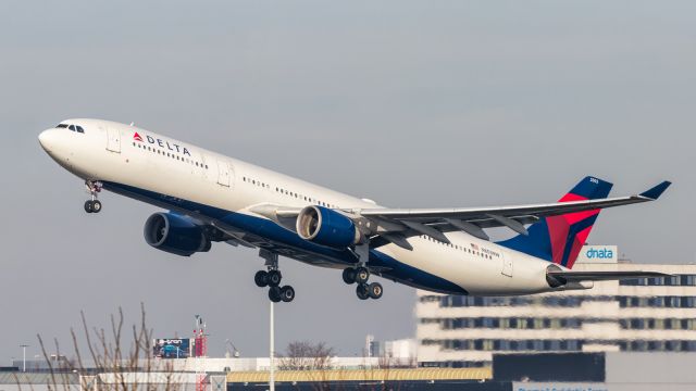 Airbus A330-300 (N803NW)