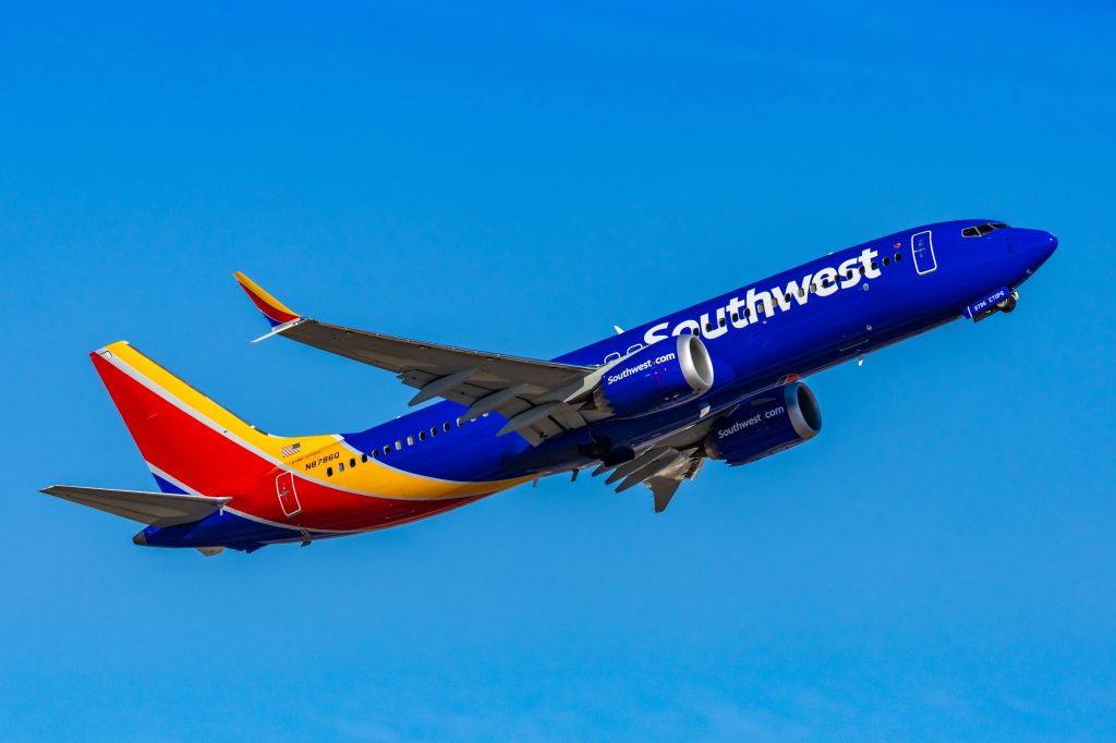 Boeing 737 MAX 8 (N8786Q) - A Southwest Airlines 737 MAX 8 taking off from PHX on 3/4/23. Taken with a Canon R7 and Canon EF 100-400 L II lens.