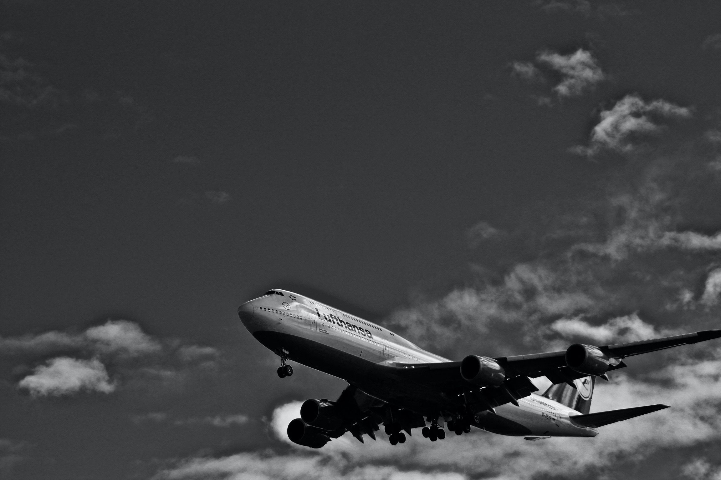 BOEING 747-8 (D-ABYF) - A Lufthansa Boeing 747-800 makes its short final approach to Newark's Liberty International Airport. 