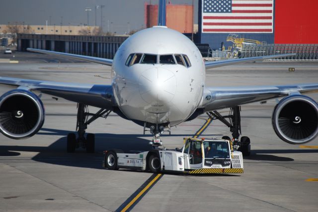 BOEING 767-300 (N1604R)