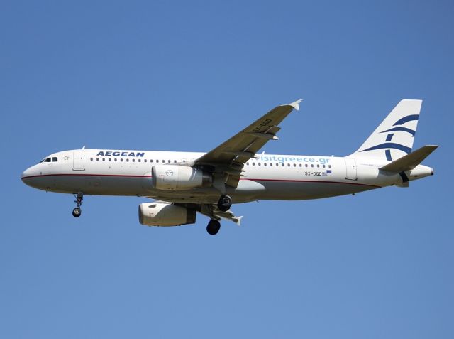 Airbus A320 (SX-DGD) - A320 SX-DGD on finals rnw 34 at Makedonia airport  22/3/2013