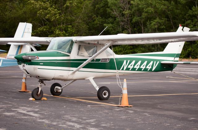 Cessna 206 Stationair (N4444V) - It is a C152.