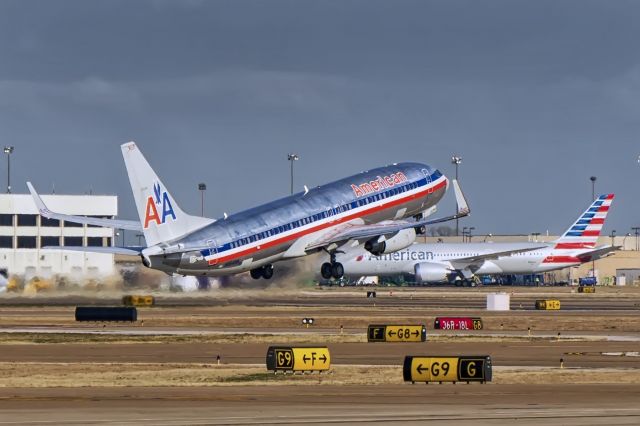 Boeing 737-800 (N854NN)