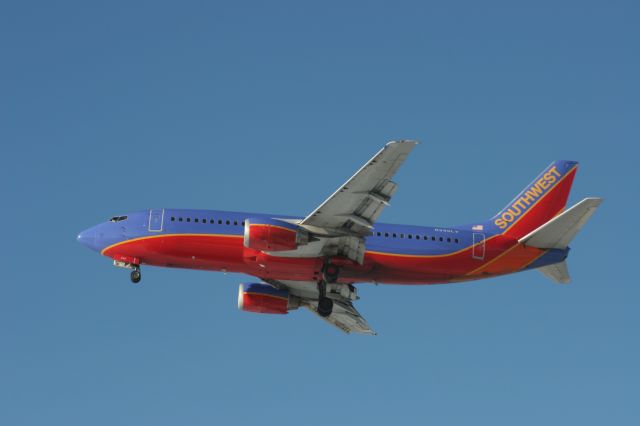 Boeing 737-700 (N34OLV) - Landing Runway 27 Mitchell Field.